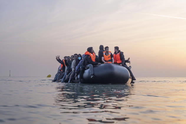May 24, 2026, Dunkirk, Nord, France: Dunkirk, France. Migrants clamber on board an inflatable boat at the beach at Dunkirk, before attempting to cross the English Channel. More than 200,000 migrants have crossed the Channel in small boats since 2018. Dunkirk France  - ZUMAl94_ 20260524_zaf_l94_001 Copyright: xIoannisxAlexopoulosx