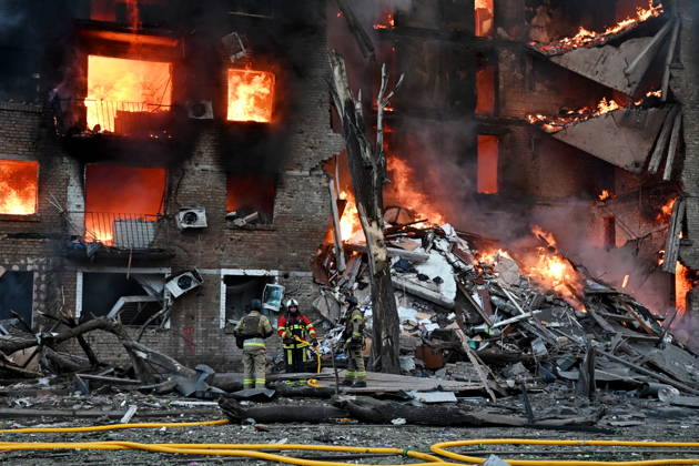 News Bilder des Tages May 24, 2026, Kyiv, Ukraine: Firefighters work at the scene of a fire in a destroyed apartment building as a result of a Russian missile attack. A large ballistic missile attack pounded Kyiv early on May 24, authorities said, wounding at least five people after Moscow threatened retaliation for strikes in Russian-occupied eastern Ukraine. Kyiv Ukraine  - ZUMAs197 20260524_aaa_s197_021 Copyright: xAleksandrxGusevx