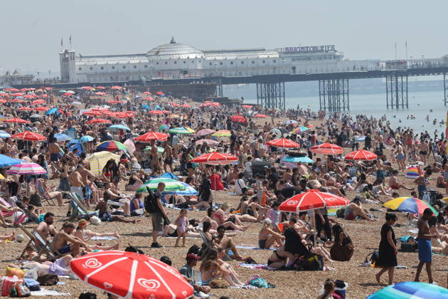 . 24 05 2026. Brighton , United Kingdom. Visitors enjoy the hot weather in Brighton as the UK heatwave continues.  xStephenxLockx xi-Imagesx IIM-26788-0027
