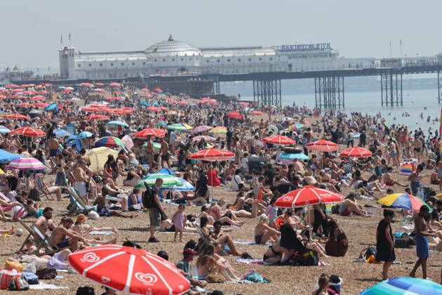 . 24 05 2026. Brighton , United Kingdom. Visitors enjoy the hot weather in Brighton as the UK heatwave continues.  xStephenxLockx xi-Imagesx IIM-26788-0028