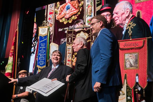 Writer and former dissident Milan Uhde (middle) received the Sudeten Germans Award from Sudeten German leader Bernd Posselt (left) within the 76th Sudeten German Congress in Brno, which continued at Brno Exhibition Centre on Saturday, May 24, 2026. (CTKxPhoto PatrikxUhlir) CTKPhotoP2026052403097  CTKPhotoP2026052403097