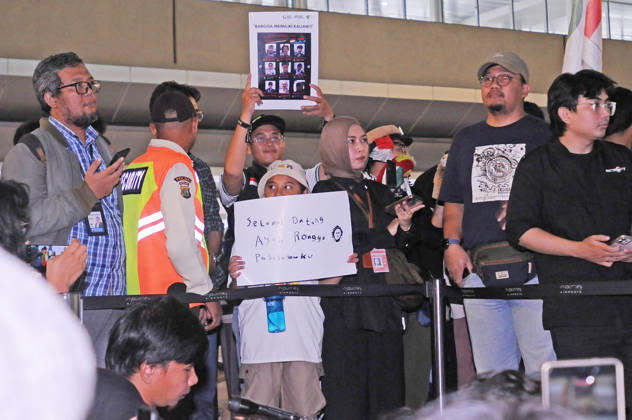 Global Sumud Flotilla volunteers reunite with families after return home in Indonesia TANGERANG, BANTEN, MAY 24: Humanitarian volunteers participating in the Global Sumud Flotilla (GSF) humanitarian mission to Gaza arrived at Soekarno-Hatta International Airport in Tangerang, Indonesia, on May 24, 2026. Nine Indonesian volunteers from the Global Sumud Flotilla (GSF) arrived in Istanbul after being released from Israeli military detention for attempting to deliver medical and logistical aid to Gaza. As part of the flotilla’s 2026 mission, nearly 1,000 volunteers from 70 countries sailed toward Gaza, with more than 400 activists reaching the sea before being intercepted by security forces. Dasril Roszandi Anadolu Tangerang Indonesia. Editor  Copyright: x2026xAnadoluxDasrilxRoszandix