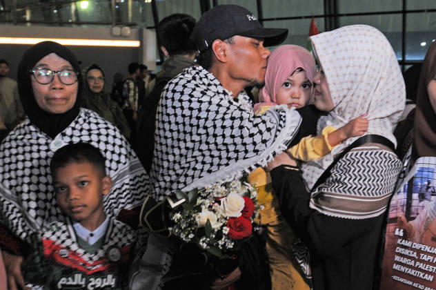 Global Sumud Flotilla volunteers reunite with families after return home in Indonesia TANGERANG, BANTEN, MAY 24: Upon arriving in Indonesia, a number of humanitarian mission volunteers meet with relatives and are greeted by their families as an expression of gratitude for their safe return after completing a humanitarian mission to Gaza, at Soekarno-Hatta Airport on May 24, 2026. Nine Indonesian volunteers from the Global Sumud Flotilla (GSF) arrived in Istanbul after being released from Israeli military detention for attempting to deliver medical and logistical aid to Gaza. As part of the flotilla’s 2026 mission, nearly 1,000 volunteers from 70 countries sailed toward Gaza, with more than 400 activists reaching the sea before being interce  Copyright: x2026xAnadoluxDasrilxRoszandix