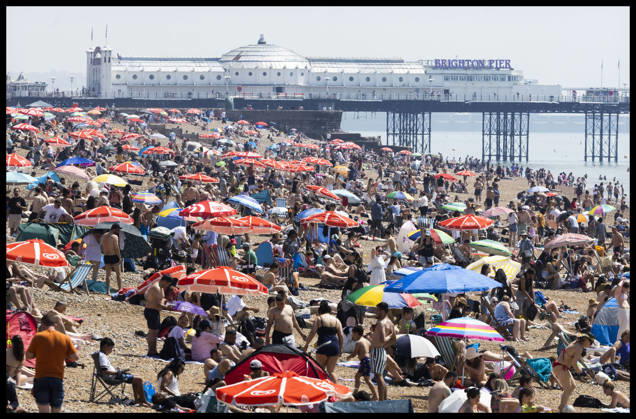 News Bilder des Tages . 24 05 2026. Brighton , United Kingdom. A packed Brighton beach as the UK heatwave continues.  xStephenxLockx xi-Imagesx IIM-26788-0046