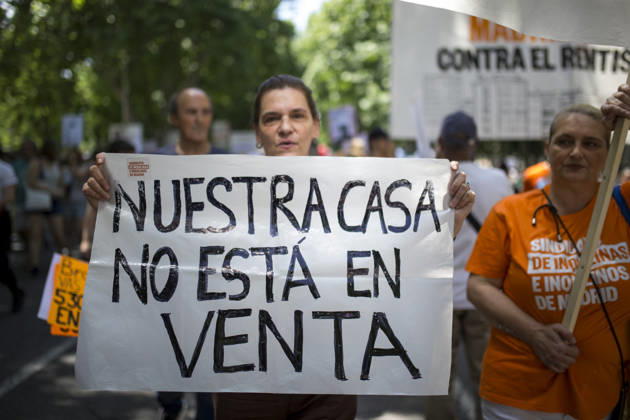 May 24, 2026, Madrid, Madrid, Spain: Hundreds of people carrying signs took to the streets of Madrid to demand that the constitutional right to decent, adequate, and sustainable housing be guaranteed in the face of speculation. This is a nationwide protest involving more than 30 Spanish cities, where people have taken to the streets. Madrid Spain  - ZUMAs296 20260524_znp_s296_004 Copyright: xLuisxSotox