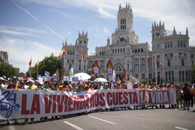 May 24, 2026, Madrid, Madrid, Spain: Hundreds of people carrying signs took to the streets of Madrid to demand that the constitutional right to decent, adequate, and sustainable housing be guaranteed in the face of speculation. This is a nationwide protest involving more than 30 Spanish cities, where people have taken to the streets. Madrid Spain - ZUMAs296 20260524_znp_s296_008 Copyright: xLuisxSotox
