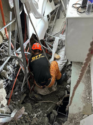 Building collapsed in Philippines, trapping multiple people, killing at least one ANGELES, PAMPANGA PROVINCE, PHILIPPINES - MAY 24: (----EDITORIAL USE ONLY - MANDATORY CREDIT - BUREAU OF FIRE PROTECTION (BFP) HANDOUT - NO MARKETING NO ADVERTISING CAMPAIGNS - DISTRIBUTED AS A SERVICE TO CLIENTS----) (EDITORS NOTE: Image depicts death) A body of a Malaysian national was recovered from the rubble of a building after it collapsed, in Angeles, Pampanga Province, Philippines, on May 24, 2026. One Malaysian national has been found dead, at least 24 were rescued alive and at least 21 are still missing, after the nine-storey building that was under construction collapsed, according to the local authorities. Search and rescue efforts are still un Copyright: x2026xAnadoluxBureauxofxFirexProtectionx xHandoutx