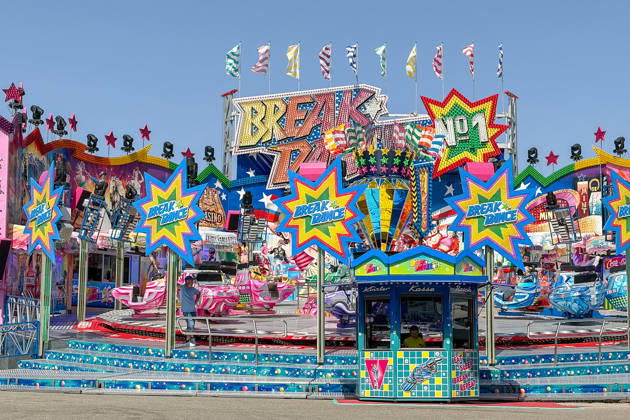 Freiburg im Breisgau GER, Volksfest, Freiburg im Breisgau, 24.05.2026 Das Fahrgeschäft Break Dance auf einem Jahrmarkt, mit bunten Lichtern, Dekorationen und einem Kassenhäuschen unter blauem Himmel. Copyright: xEibner-Pressefoto ThomasxHessx