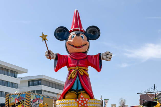 News Bilder des Tages Freiburg im Breisgau GER, Volksfest, Freiburg im Breisgau, 24.05.2026 Eine große Statue von Micky Maus als Zauberlehrling in rotem Gewand und spitzem Hut, die einen goldenen Sternenzauberstab hält, steht auf einem Kirmesgelände vor modernen Gebäuden unter blauem Himmel. Copyright: xEibner-Pressefoto ThomasxHessx