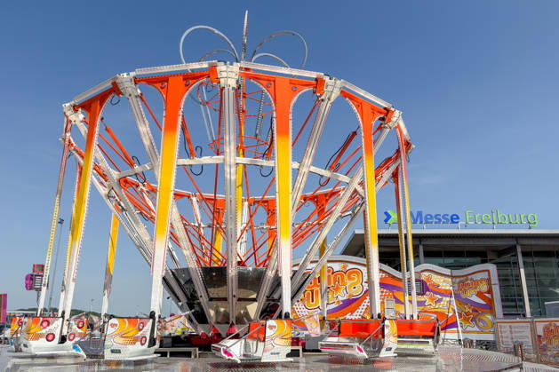 Freiburg im Breisgau GER, Volksfest Messe Freiburg, Freiburg im Breisgau, 24.05.2026 Ein buntes Fahrgeschäft vom Typ Swing Up steht auf dem Gelände der Messe Freiburg unter einem strahlend blauen Himmel. Copyright: xEibner-Pressefoto ThomasxHessx