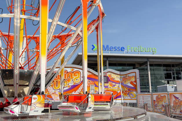 Freiburg im Breisgau GER, Volksfest Freiburg, Freiburg im Breisgau, 24.05.2026 Ein Fahrgeschäft namens Swing Up steht auf einem Festgelände vor dem Gebäude der Messe Freiburg. Copyright: xEibner-Pressefoto ThomasxHessx