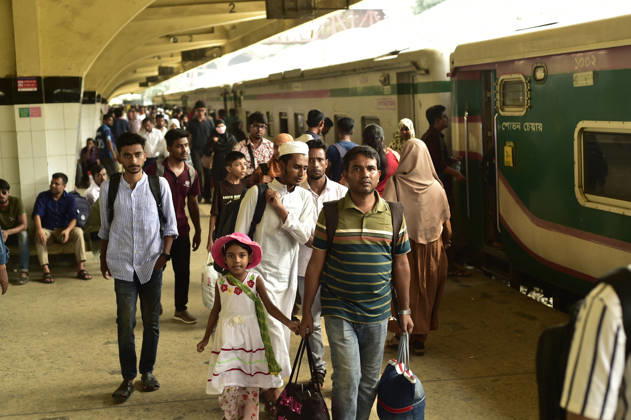 News Bilder des Tages (260524) -- DHAKA, May 24, 2026 -- People are pictured during the Eid al-Adha travel rush at Kamalapur Railway Station in Dhaka, Bangladesh, May 24, 2026. As Eid al-Adha approaches, many people from Dhaka have streamed out of the city to join the festival with their kith and kin in hometowns. (Photo by Xinhua) BANGLADESH-DHAKA-AHEAD-EID AL-ADHA-TRAVEL RUSH HabiburxRahman 