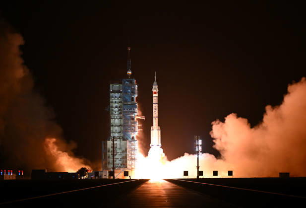 News Bilder des Tages (260524) -- JIUQUAN, May 24, 2026 -- The Shenzhou-23 crewed spaceship, atop a Long March-2F carrier rocket, blasts off from the Jiuquan Satellite Launch Center in northwest China, May 24, 2026. China launched the Shenzhou-23 crewed spaceship on Sunday, which will send three astronauts to its orbiting Tiangong space station. ) Photo Flash China launches Shenzhou-23 crewed spaceship LianxZhen 