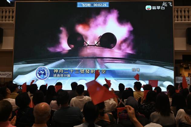 RECORD DATE NOT STATED HONG KONG-DAILY SHENZHOU-23 People watching a screen of Live News broadcast of Shenzhou-23 crewed spacecraft launch in Hong Kong, May 24, 2026. NEXPHER Kobe Li Hong