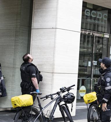 May 24, 2026, Washington, District Of Columbia, USA: Police investigators survey the damage to the building caused by gunfire at the corner of 17th Street and Pennsylvania Avenue, in the aftermath of yesterday™s shooting incident near the White House in Washington, DC, USA, on May 24, 2026. The crime scene investigation is continuing Washington USA  - ZUMAs152 20260524_faa_s152_006 Copyright: xAndrewxThomasx