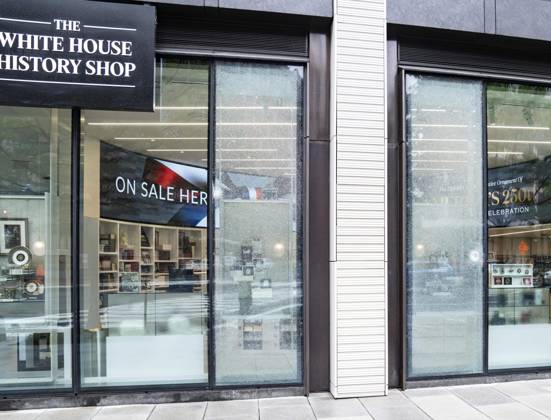 May 24, 2026, Washington, District Of Columbia, USA: Window damage at the White House History Shop caused by gunfire at the corner of 17th Street and Pennsylvania Avenue, in the aftermath of yesterday™s shooting incident near the White House in Washington, DC, USA, on May 24, 2026. The crime scene investigation is continuing Washington USA  - ZUMAs152 20260524_faa_s152_010 Copyright: xAndrewxThomasx