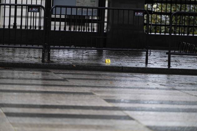 May 24, 2026, Washington, District Of Columbia, USA: Crime scene showing the damage to the building caused by gunfire at the corner of 17th Street and Pennsylvania Avenue, in the aftermath of yesterday™s shooting incident near the White House in Washington, DC, USA, on May 24, 2026. The crime scene investigation is continuing Washington USA - ZUMAs152 20260524_faa_s152_007 Copyright: xAndrewxThomasx