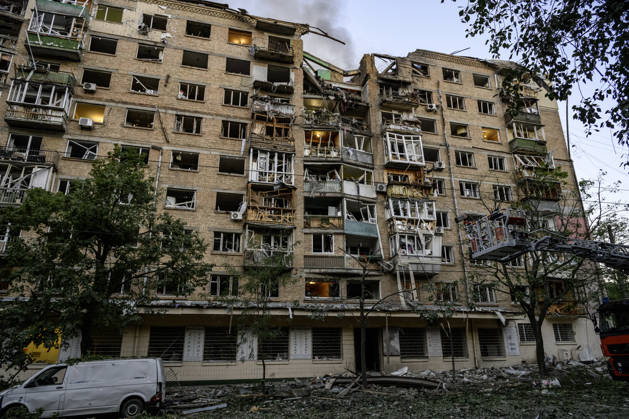 News Bilder des Tages One Of The Largest Combined Missile And Drone Attacks On The Ukrainian Capital Overnight The aftermath of missile strikes in Kyiv, Ukraine, following one of the largest combined missile and drone operations on the Ukrainian capital overnight on May 24, 2026. Kyiv is the main target of the operation. A total of 604 aerial targets are intercepted, including 55 missiles and 549 drones. At least two people are killed and 77 injured, including children. Kyiv Ukraine  Copyright: xMaxymxMarusenkox originalFilename: musiienko-notitle260524_np6pG.jpg