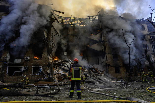 One Of The Largest Combined Missile And Drone Attacks On The Ukrainian Capital Overnight Rescuers work at the sites of missile strikes in Kyiv, Ukraine, on May 24, 2026, following one of the largest combined missile and drone operations on the Ukrainian capital overnight. Kyiv is the main target of the operation. A total of 604 aerial targets are intercepted, including 55 missiles and 549 drones. At least two people are killed and 77 injured, including children. Kyiv Ukraine  Copyright: xMaxymxMarusenkox originalFilename: musiienko-notitle260524_nphTJ.jpg