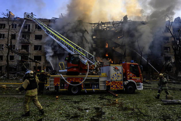 One Of The Largest Combined Missile And Drone Attacks On The Ukrainian Capital Overnight Rescuers work at the sites of missile strikes in Kyiv, Ukraine, on May 24, 2026, following one of the largest combined missile and drone operations on the Ukrainian capital overnight. Kyiv is the main target of the operation. A total of 604 aerial targets are intercepted, including 55 missiles and 549 drones. At least two people are killed and 77 injured, including children. Kyiv Ukraine  Copyright: xMaxymxMarusenkox originalFilename: musiienko-notitle260524_npPSz.jpg