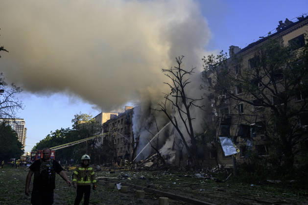 One Of The Largest Combined Missile And Drone Attacks On The Ukrainian Capital Overnight Rescuers work at the sites of missile strikes in Kyiv, Ukraine, on May 24, 2026, following one of the largest combined missile and drone operations on the Ukrainian capital overnight. Kyiv is the main target of the operation. A total of 604 aerial targets are intercepted, including 55 missiles and 549 drones. At least two people are killed and 77 injured, including children. Kyiv Ukraine  Copyright: xMaxymxMarusenkox originalFilename: musiienko-notitle260524_npWtl.jpg
