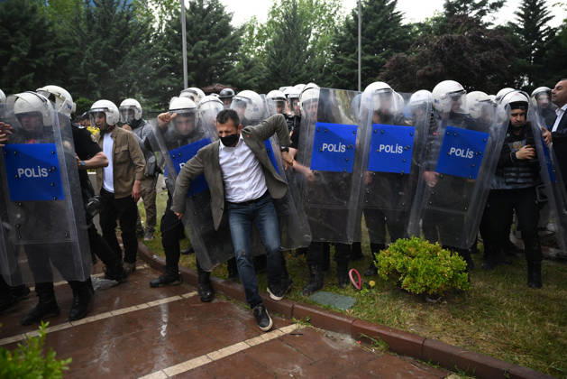 Turkish riot police storm the headquarters of the main opposition Republican People™s Party (CHP) in Ankara, Türkiye, on May 24, 2025, firing tear gas and rubber bullets at party supporters and officials gathered outside the gates. Huge clouds of tear gas filled the premises as security forces moved in, bringing a violent end to an hours-long standoff between CHP members and the party™s newly court-appointed leadership. Tensions escalated after an appeals court on Thursday annulled the election of Özgür Özel as CHP chairperson, a position he had held since November 2023. ( Copyright: DepoxPhotos 19108043