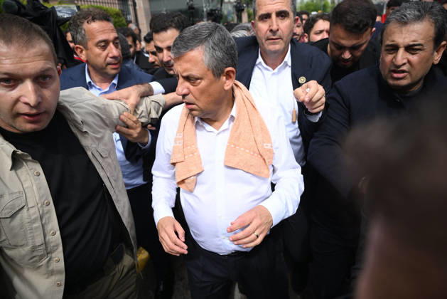 After police entered the party headquarters building, main opposition CHP leader Ozgür Ozel (center, wears white shirt)left the premises and led a protest march toward Parliament.... Turkish riot police storm the headquarters of the main opposition Republican People™s Party (CHP) in Ankara, Türkiye, on May 24, 2025, firing tear gas and rubber bullets at party supporters and officials gathered outside the gates. Huge clouds of tear gas filled the premises as security forces moved in, bringing a violent end to an hours-long standoff between CHP members and the party™s newly court-appointed leadership. Tensions escalated after an appeals court on Thursday annulled the election of Özgür Özel as CHP chairperson, a position he had held s Copyright: DepoxPhotos 19108045