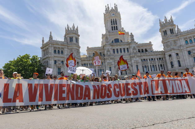 May 24, 2026, Madrid, Madrid, SPAIN: Thousands of citizens demonstrated in Madrid to demand measures against real estate speculation in Spain...The housing crisis has inflated the prices of homes for sale by nearly 120% in the last 10 years, while rents are rising by an average of 10% annually. Madrid SPAIN - ZUMAl221 20260524_zip_l221_039 Copyright: xIgnacioxLopezxIsasmendix