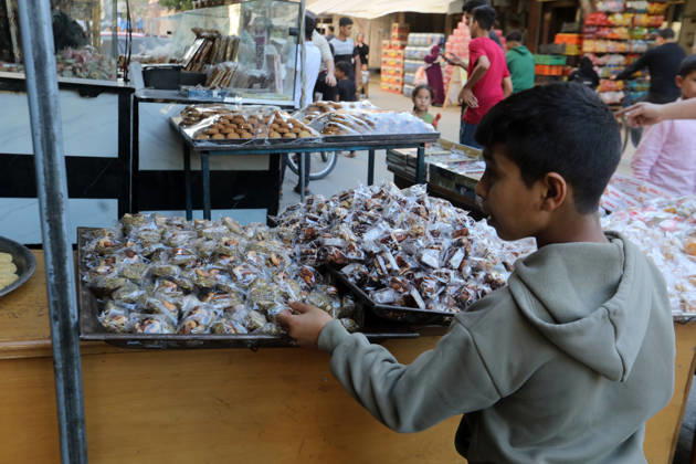 Palestinian workers produce traditional sweets ahead of Eid al-Adha Palestinian workers continued producing the traditional sweet known locally as Halakum at a factory in the Al-Daraj neighborhood, east of Gaza City, on May 24, 2026, ahead of Eid al-Adha. The factory resumed operations with limited resources after sustaining damage from Israeli airstrikes during the war. Halakum is a traditional sweet widely consumed during holidays, and the factory strives to provide it to residents despite the difficult living conditions and sharp decline in purchasing power in the Gaza Strip before Eid al-Adha. Photo by Bilal Osama apaimages Gaza city Gaza Strip Palestinian Territory 240526_Gaza_BO_01(55) Copyright: xapaimagesxBilalxOsamax xapaimagesx