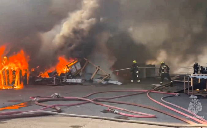 RUSSIA, MOSCOW - MAY 24, 2026: This video screen grab shows emergency services at the scene of a fire at the Topolyok Market. The fire covered an area of 1,50o sq meters. The fire crews contained the fire. Video grab. Best possible quality Moscow Russia  - ZUMAt113 20260524_zaa_t113_340 Copyright: xRussianxEmergenciesxMinistryx