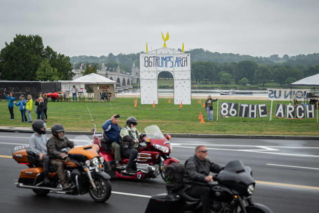 May 24, 2026, Washignton, Distirct Of Columbia, United States: Motorcyclists take part in the Rolling to Remember memorial ride as anti-Trump signage is displayed near Arlington Memorial Bridge in Washington, D.C., during Memorial Day weekend. Washignton United States  - ZUMAk206 20260524_znp_k206_010 Copyright: xMattxKaminskyx