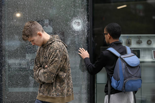 News Bilder des Tages Bullet holes and shattered glass remain at The People s House near White House Complex Bullet holes and shattered glass remain at The People s House, on May 24, 2026, in Washington, DC after the U.S. Secret Service shot a person near the White House on Saturday. On Saturday, May 23, two people were struck in a shooting near the intersection of Pennsylvania Avenue and 17th Street Northwest, located just outside the White House complex. Photo by Olivier Douliery ABACAPRESS.COM Washington DC United States  Copyright: xDoulieryxOlivier ABACAx
