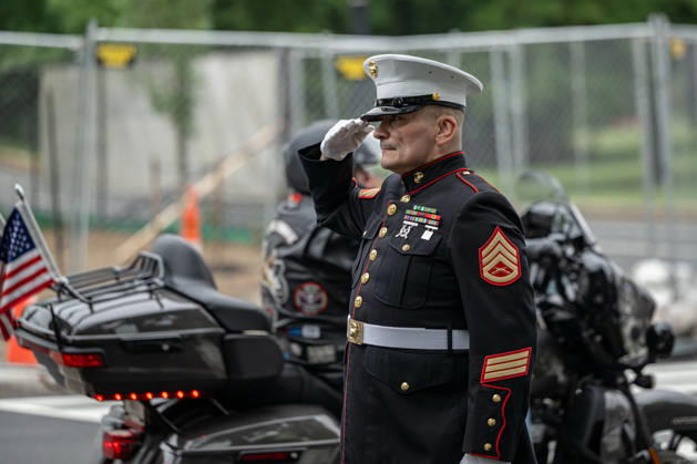 May 24, 2026, Washignton, Distirct Of Columbia, United States: A U.S. Marine salutes as motorcyclists pass during the Rolling to Remember memorial ride in Washington, D.C., during Memorial Day weekend. Washignton United States  - ZUMAk206 20260524_znp_k206_017 Copyright: xMattxKaminskyx