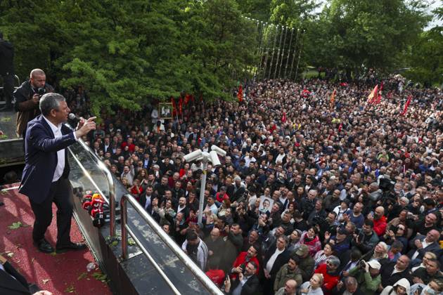 After police entered the party headquarters building, main opposition CHP leader Ozgür Ozel left the premises and led a protest march with thousand supporters toward Parliament, 24 May 2026, in Ankara, Turkiye.... Turkish riot police storm the headquarters of the main opposition Republican People™s Party (CHP) in Ankara, Türkiye, firing tear gas and rubber bullets at party supporters and officials gathered outside the gates. Huge clouds of tear gas filled the premises as security forces moved in, bringing a violent end to an hours-long standoff between CHP members and the party™s newly court-appointed leadership. Tensions escalated after an appeals court on Thursday annulled the election of Özgür Özel as CHP chairperson, a positio 19108169