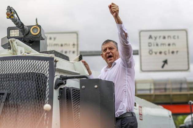 After police entered the party headquarters building, main opposition CHP leader Ozgür Ozel left the premises and led a protest march with thousand supporters toward Parliament, 24 May 2026, in Ankara, Turkiye.... Turkish riot police storm the headquarters of the main opposition Republican People™s Party (CHP) in Ankara, Türkiye, firing tear gas and rubber bullets at party supporters and officials gathered outside the gates. Huge clouds of tear gas filled the premises as security forces moved in, bringing a violent end to an hours-long standoff between CHP members and the party™s newly court-appointed leadership. Tensions escalated after an appeals court on Thursday annulled the election of Özgür Özel as CHP chairperson, a positio 19108185