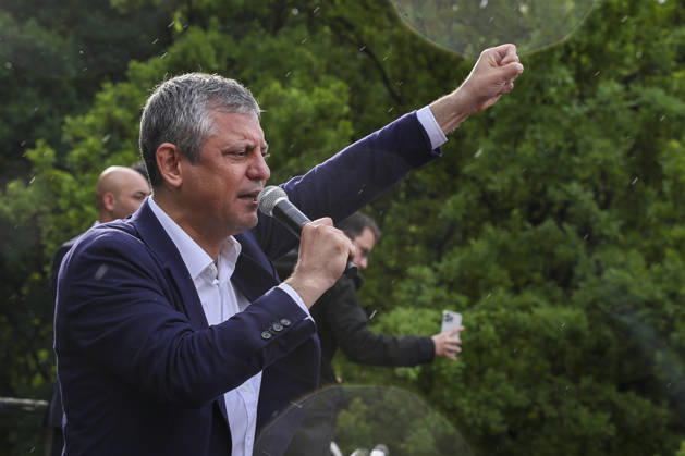 After police entered the party headquarters building, main opposition CHP leader Ozgür Ozel left the premises and led a protest march with thousand supporters toward Parliament, 24 May 2026, in Ankara, Turkiye.... Turkish riot police storm the headquarters of the main opposition Republican People™s Party (CHP) in Ankara, Türkiye, firing tear gas and rubber bullets at party supporters and officials gathered outside the gates. Huge clouds of tear gas filled the premises as security forces moved in, bringing a violent end to an hours-long standoff between CHP members and the party™s newly court-appointed leadership. Tensions escalated after an appeals court on Thursday annulled the election of Özgür Özel as CHP chairperson, a positio 19108194