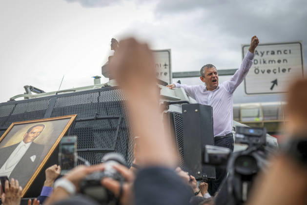 After police entered the party headquarters building, main opposition CHP leader Ozgür Ozel (center, wears white shirt) left the premises and led a protest march with thousand supporters toward Parliament, 24 May 2026, in Ankara, Turkiye.... Turkish riot police storm the headquarters of the main opposition Republican People™s Party (CHP) in Ankara, Türkiye, firing tear gas and rubber bullets at party supporters and officials gathered outside the gates. Huge clouds of tear gas filled the premises as security forces moved in, bringing a violent end to an hours-long standoff between CHP members and the party™s newly court-appointed leadership. Tensions escalated after an appeals court on Thursday annulled the election of Özgür Özel a 19108196