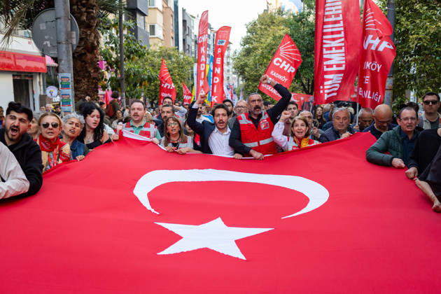 News Bilder des Tages May 24, 2026: Istanbul, Turkey, May 24, 2026: Demonstrators gather in Kadikoy to protest the Ã¢â‚¬oeabsolute nullityÃ¢â‚¬Â? ruling against the Republican People s Party (CHP) and the decision to annul the party congress. Opposition supporters, labor unions and political groups joined the march amid rising political tensions and nationwide demonstrations across Turkey.  - ZUMAi72_ 20260524_znp_i72_008 Copyright: xTolgaxIldunx