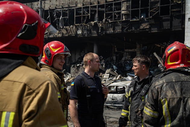 Ukraine Kyiv Shopping Centre Strike Aftermath Ukrainian firefighters work at the site of a heavily damaged shopping centre in Kyiv, Ukraine, on May 24, 2026, after Russian strikes. A large-scale Russian missile and drone attack hit Kyiv early on May 24 in what Moscow said was retaliation for strikes in Russian-occupied eastern Ukraine, with at least two people killed and more than 77 injured, including children. Kyiv Kyiv Ukraine Copyright: xOrixAviramx