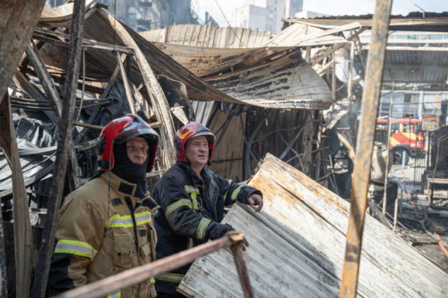 Ukraine Kyiv Shopping Centre Strike Aftermath Ukrainian firefighters work at the site of a heavily damaged shopping centre in Kyiv, Ukraine, on May 24, 2026, after Russian strikes. A large-scale Russian missile and drone attack hit Kyiv early on May 24 in what Moscow said was retaliation for strikes in Russian-occupied eastern Ukraine, with at least two people killed and more than 77 injured, including children. Kyiv Kyiv Ukraine Copyright: xOrixAviramx