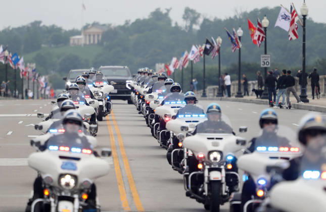 May 24, 2026, Washington, District Of Columbia, USA: Police motorcycles lead participants over the Arlington Memorial Bridge during the Rolling to Remember ride on Memorial Day weekend in Washington, DC, USA, on May 24, 2026. The Rolling to Remember tradition has been active for 38 years, honouring fallen service members, prisoners of war, and those still missing in action during Memorial Day weekend. Washington USA - ZUMAs337 20260524_znp_s337_001 Copyright: xGentxShkullakux