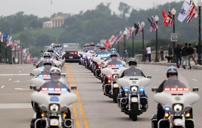 May 24, 2026, Washington, District Of Columbia, USA: Police motorcycles lead participants over the Arlington Memorial Bridge during the Rolling to Remember ride on Memorial Day weekend in Washington, DC, USA, on May 24, 2026. The Rolling to Remember tradition has been active for 38 years, honouring fallen service members, prisoners of war, and those still missing in action during Memorial Day weekend. Washington USA - ZUMAs337 20260524_znp_s337_002 Copyright: xGentxShkullakux