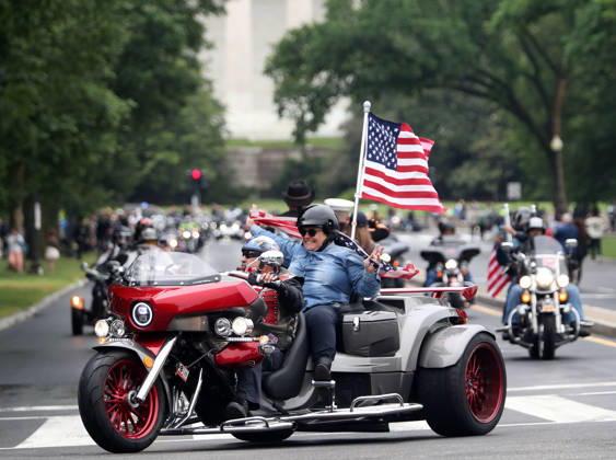 May 24, 2026, Washington, District Of Columbia, USA: Motorcyclists ride past the Lincoln Memorial during the Rolling to Remember ride on Memorial Day weekend in Washington, DC, USA, on May 24, 2026. The Rolling to Remember tradition has been active for 38 years, honouring fallen service members, prisoners of war, and those still missing in action during Memorial Day weekend. Washington USA - ZUMAs337 20260524_znp_s337_014 Copyright: xGentxShkullakux