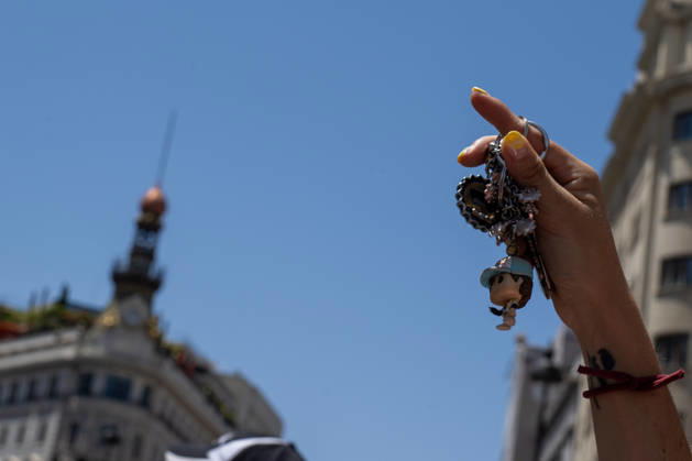 May 24, 2026, Madrid, Madrid, SPAIN: Thousands of people participated this Sunday, May 24th, in a demonstration under the slogan Housing costs us our lives to protest the machine of impoverishment and displacement that housing has become in Spain. Madrid SPAIN  - ZUMAs197 20260524_aaa_s197_060 Copyright: xDavidxCanalesx