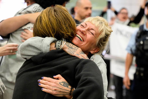 AUSTRALIAN FLOATILLA ARRIVALS, Australian activist Juliet Lamont is embraced after returning home from being detained by Israel while trying to deliver aid to war-torn Gaza onboard the Global Sumud Flotilla, at Sydney International Airport,Sydney, Monday, May 25, 2026. ( NO ARCHIVING SYDNEY NEW SOUTH WALES AUSTRALIA  Copyright: xBIANCAxDExMARCHIx 20260525148883661868