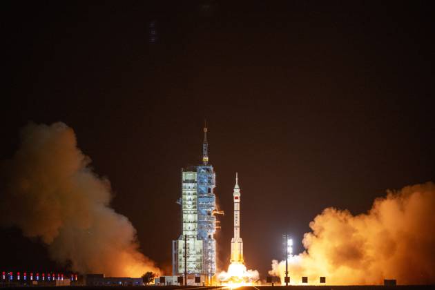 JIUQUAN, CHINA - MAY 24: A Long March-2F rocket carrying the Shenzhou-23 spacecraft with three Chinese astronauts on board blasts off from the Jiuquan Satellite Launch Center on May 24, 2026 in Jiuquan, Gansu Province of China. About 10 minutes later, the spacecraft successfully separated from the rocket and entered its designated orbit.  Copyright: xVCGx 111643874943