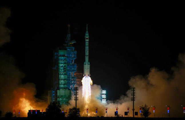 JIUQUAN, CHINA - MAY 24: A Long March-2F rocket carrying the Shenzhou-23 spacecraft with three Chinese astronauts on board blasts off from the Jiuquan Satellite Launch Center on May 24, 2026 in Jiuquan, Gansu Province of China. About 10 minutes later, the spacecraft successfully separated from the rocket and entered its designated orbit.  Copyright: xVCGx 111643930123