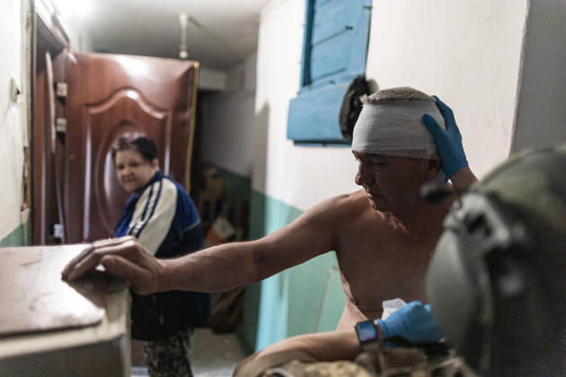 Aftermath of Russian strike in Kramatorsk KRAMATORSK, UKRAINE - MAY 25: Paramedics treat an injured person following a Russian air strike in Kramatorsk, Ukraine, 25 May 2026 Diego Herrera Carcedo Anadolu Kramatorsk Ukraine. Editorial use only. Please get in touch for any other usage.  Copyright: x2026xAnadoluxDiegoxHerreraxCarcedox