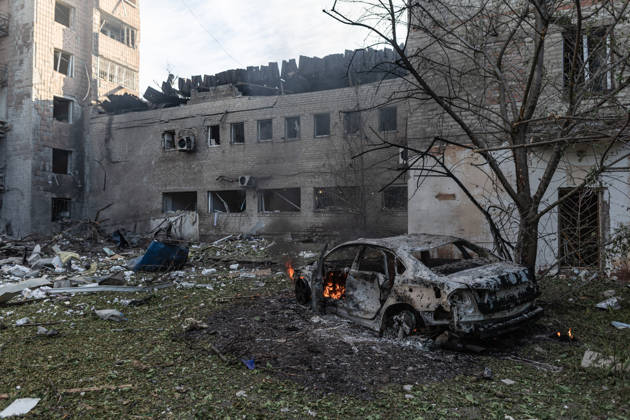 Aftermath of Russian strike in Kramatorsk KRAMATORSK, UKRAINE - MAY 25: A car on fire and a damaged residential building following a Russian air strike with KAB bombs in Kramatorsk, Ukraine, 25 May 2026 Diego Herrera Carcedo Anadolu Kramatorsk Ukraine. Editorial use only. Please get in touch for any other usage.  Copyright: x2026xAnadoluxDiegoxHerreraxCarcedox