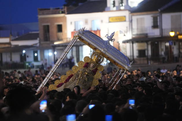 La Virgen del Rocio procession after jumping the fence at 3 08 hours La Virgen del Rocio procession through the village on his visit to the 127 affiliates A May 25, 2026 in El Rocio, Huelva Andalusia, Spain La Virgen del Rocio has left his hermitage about 03.08 hours this Monday, Day of Pentecost, to go through the village in Almonte Huelva and procession in her visit to the 127 affiliates who have made the pilgrimage there for yet another year. The Patroness of Almote is dressed in the full dress of the Montpensier family, recently restored at the Andalusian Institute of Historical Heritage 25 MAY 2026 Joaquín Arjona 25 05 2026 El Rocio, Huelva Andalucia, Esp El Rocio, Huelva Andalucia, Espana Copyright: xJoaquinxArjonax 7548137